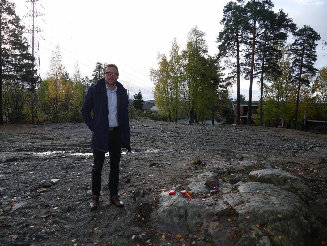 GLEDER SEG: Kommunalsjef Sten Tore Svennes gleder seg til den nye barnehagen på Greverudlia står innflyttingsklar, men det blir først i januar 2019. Her bak ser du at den gamle barnehagen er revet.