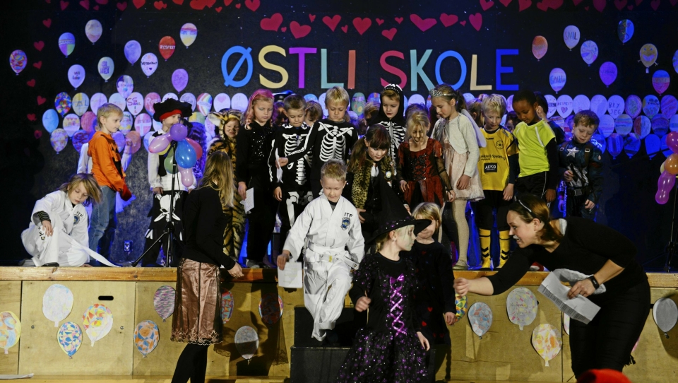 HIPP HURRA FOR ØSTLI: Flinke elever på 2. trinn sang Kaptein Sabeltanns bursdagssang for skolen sin, selvfølgelig i flotte karnevalskostymer.