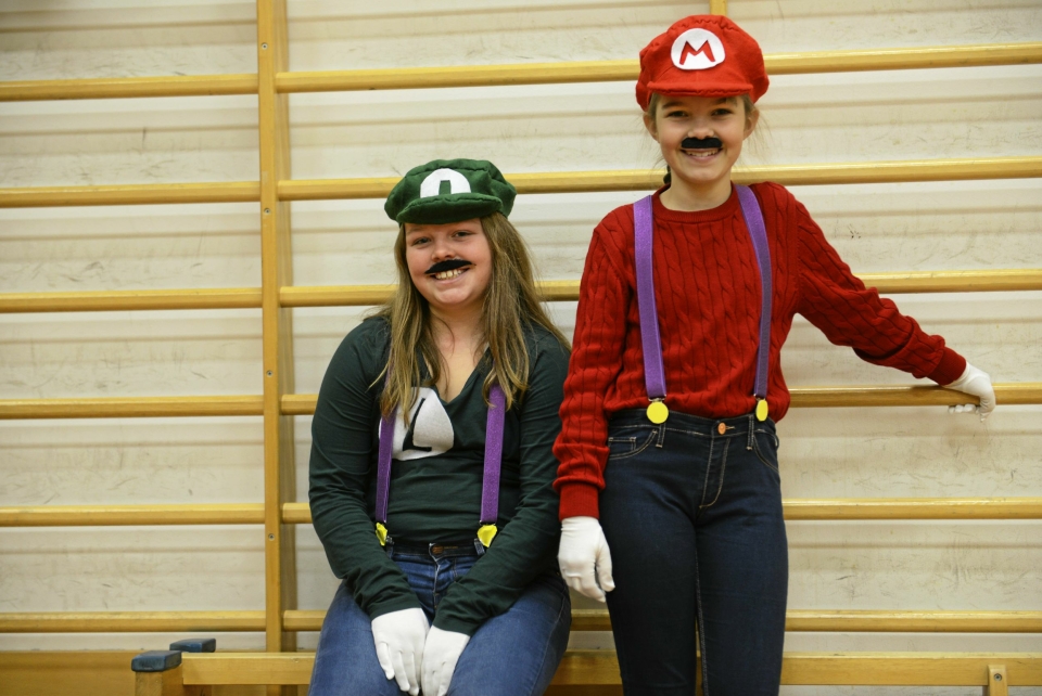 MORSOM FEIRING: De to kreative venninnene Tine Bjønnes-Jacobsen (f.v) (12) og Synne Riise Larsen (12), kledde seg ut som Mario og Luigi.