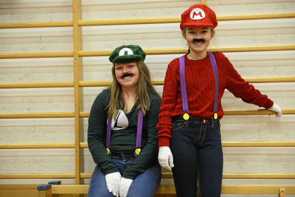 MORSOM FEIRING: De to kreative venninnene Tine Bjønnes-Jacobsen (f.v) (12) og Synne Riise Larsen (12), kledde seg ut som Mario og Luigi. MORSOM FEIRING: De to kreative venninnene Tine Bjønnes-Jacobsen (f.v) (12) og Synne Riise Larsen (12), kledde seg ut som Mario og Luigi.