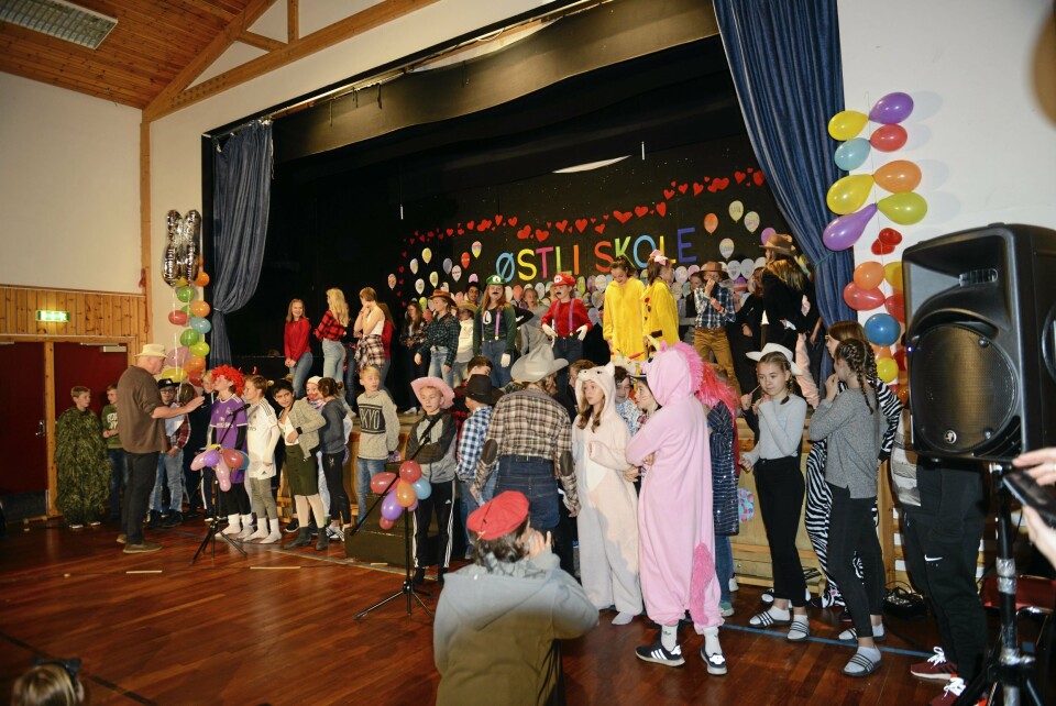 STORARTET: Hele skolen var med på å feire 25-årsdagen! STORARTET: Hele skolen var med på å feire 25-årsdagen!