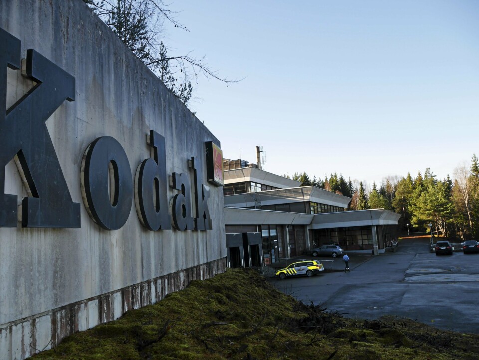 LIENGA 7: Kodak-bygget ble tegnet av Geir Grung og oppført i 1977-1979. Det er mange spørsmål rundt hva som skal skje med bygget, som politiet bruker som treningsplass akkurat nå. Mange har spekulert i at bygget skal bli et helsehus. Det er ikke aktuelt med det første, skal vi tro eieren. LIENGA 7: Kodak-bygget ble tegnet av Geir Grung og oppført i 1977-1979. Det er mange spørsmål rundt hva som skal skje med bygget, som politiet bruker som treningsplass akkurat nå. Mange har spekulert i at bygget skal bli et helsehus. Det er ikke aktuelt med det første, skal vi tro eieren.