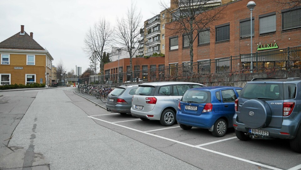 ØKTE PRISER PÅ KOLBOTN STASJON: Pendlerparkeringen får prisene per 30-dagersperiode økt med 50 prosent. ØKTE PRISER PÅ KOLBOTN STASJON: Pendlerparkeringen får prisene per 30-dagersperiode økt med 50 prosent.