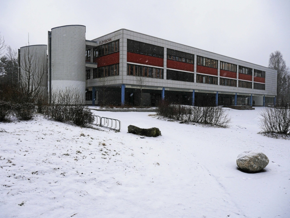 MANGE PLANER: Tanken er å omgjøre Fløysbonn-bygget fra ungdomsskole til barneskole. Slik ser bygget ut i dag.