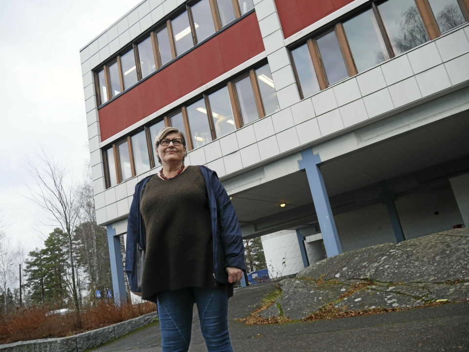 KLAR FOR Å TENKE NYTT: Arbeiderpartiets Merete Bellingmo foreslår å kvitte seg med Fløysbonnbygget og bygge ny skole ved Skogsåsen. – Bedre å bygge nytt enn å flikke med et gammelt bygg, sier hun.