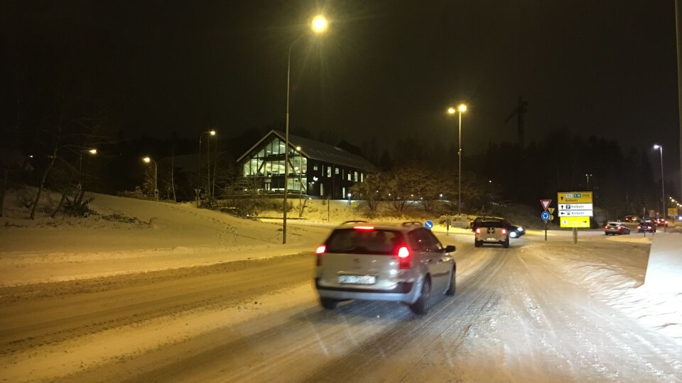 SVÆRT VANSKELIGE FORHOLD: Mye snøfall og deretter plussgrader og regn har ført til både glatte og slapsete veier her i kommunen i kveld. SVÆRT VANSKELIGE FORHOLD: Mye snøfall og deretter plussgrader og regn har ført til både glatte og slapsete veier her i kommunen i kveld.