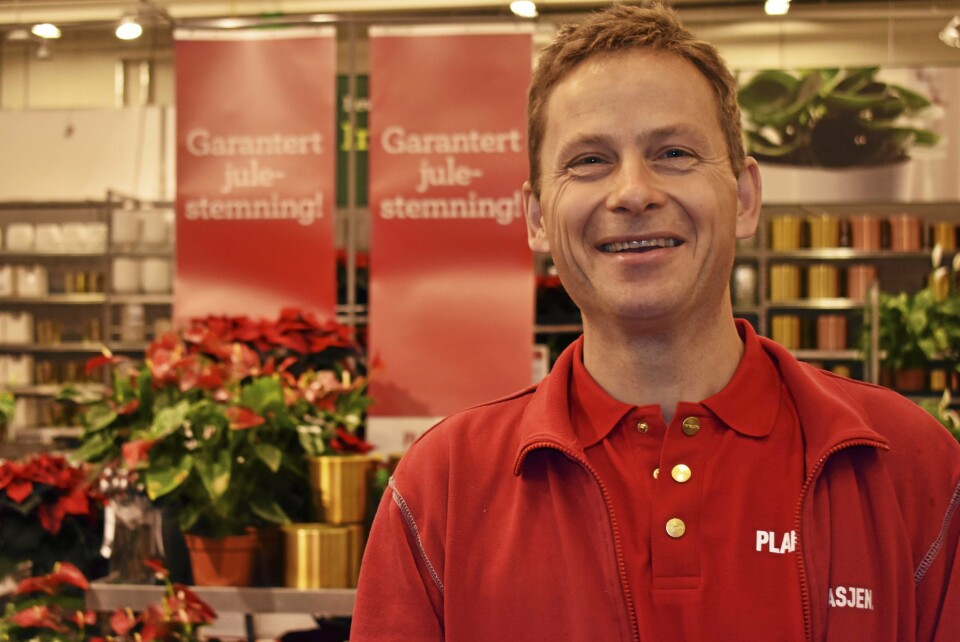 TREVELIG KAR: Ansvarlig gartner Christoffer Ladstein (46) synes juletresalget er en fin avslutning på gartnersesongen. TREVELIG KAR: Ansvarlig gartner Christoffer Ladstein (46) synes juletresalget er en fin avslutning på gartnersesongen.