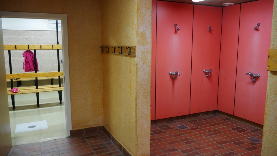 BARE Å HOPPE I DET: Nå er dusjanleggene i Greverudhallen atter en gang åpen for dusjing.