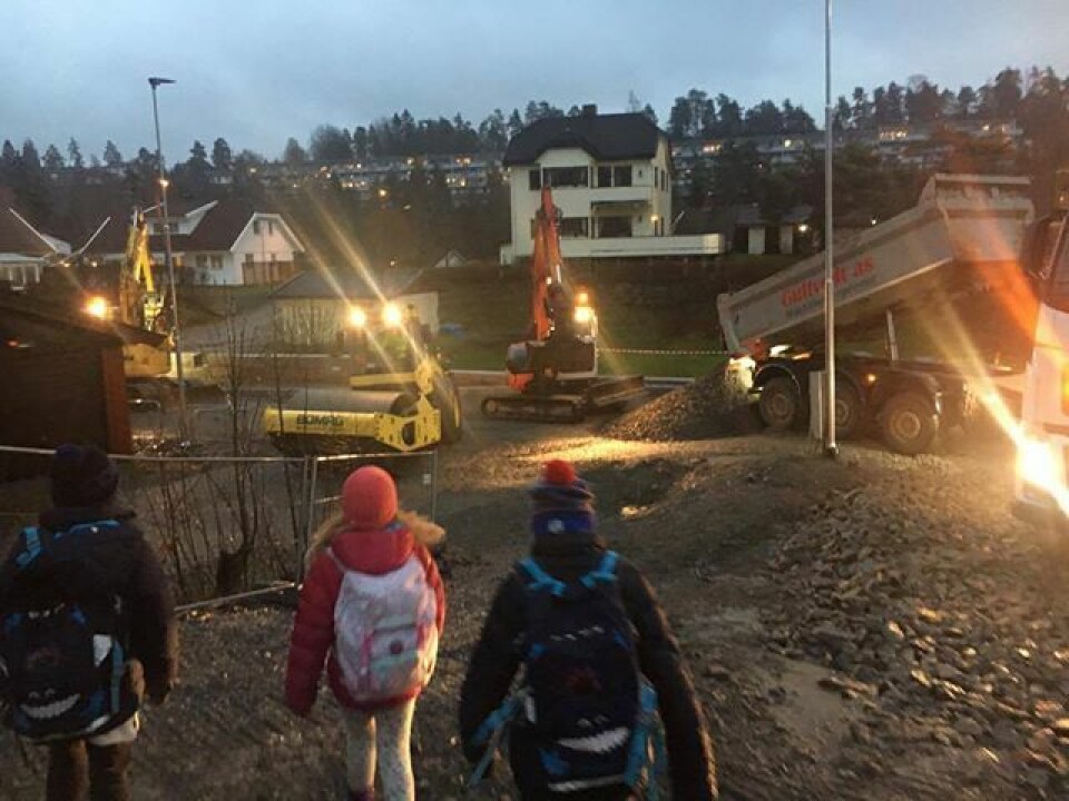 PÅ SKOLEVEIEN: Bildene i denne saken er tatt av tobarnsmor Hege Skjerven Johansen. Hun fikk hjertet i halsen da hun skulle hente barna sine på skolen på ettermiddagen, og sikkerhetsgjerdene som skiller skolebarna og de tunge anleggsmaskinene var fjernet. PÅ SKOLEVEIEN: Bildene i denne saken er tatt av tobarnsmor Hege Skjerven Johansen. Hun fikk hjertet i halsen da hun skulle hente barna sine på skolen på ettermiddagen, og sikkerhetsgjerdene som skiller skolebarna og de tunge anleggsmaskinene var fjernet.
