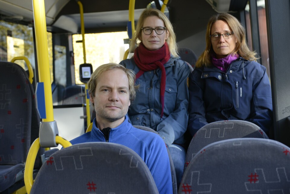 FÅR BEKLAGELSE: Foreldre på Svarskog vant frem i kampen om busser med belter, og får nå en beklagelse fra Unibuss da barna deres ble satt av bussen flere kilometer hjemmefra da sjåføren ikke ville kjøre opp på glatta opp Sandvadbakkene. Bak. f.v Maria Alnæs og Aina Lauvik. FÅR BEKLAGELSE: Foreldre på Svarskog vant frem i kampen om busser med belter, og får nå en beklagelse fra Unibuss da barna deres ble satt av bussen flere kilometer hjemmefra da sjåføren ikke ville kjøre opp på glatta opp Sandvadbakkene. Bak. f.v Maria Alnæs og Aina Lauvik.