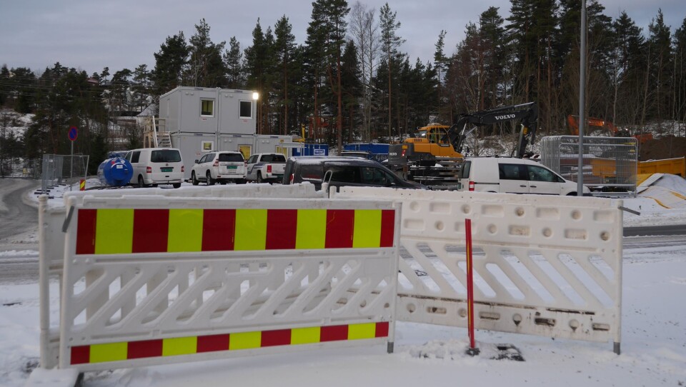 HER JOBBES DET: Mange har lagt merke til arbeidene og anleggsmaskinene i Tverrveien for tiden. HER JOBBES DET: Mange har lagt merke til arbeidene og anleggsmaskinene i Tverrveien for tiden.