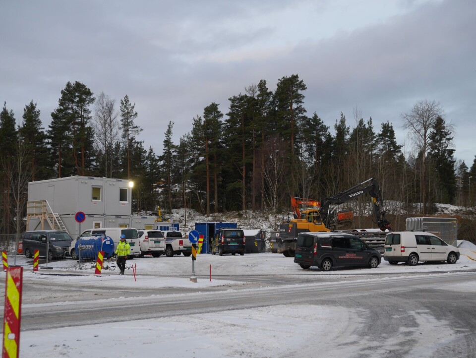 HER JOBBES DET: Mange har lagt merke til arbeidene og anleggsmaskinene i Tverrveien for tiden. HER JOBBES DET: Mange har lagt merke til arbeidene og anleggsmaskinene i Tverrveien for tiden.