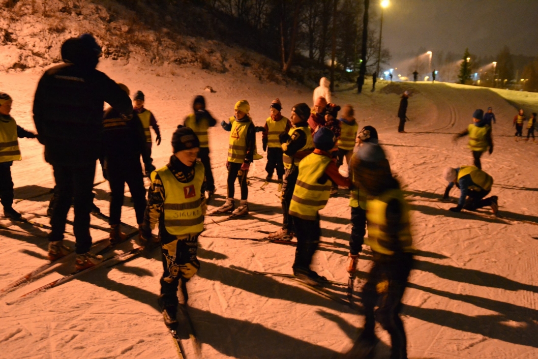 MORGENDAGENS HELTER: Disse barna elsker å stå på ski.