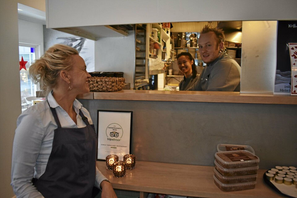 KLARE FOR KVELDEN? Gamle Tårnhuset restaurant er midt i den hektiske julebordsesongen som varer fra slutten av oktober til januar. Restaurantsjef Helene Jahren med soussjef Espen Granly (33) og lærling Ngoc-Tram Le (19). KLARE FOR KVELDEN? Gamle Tårnhuset restaurant er midt i den hektiske julebordsesongen som varer fra slutten av oktober til januar. Restaurantsjef Helene Jahren med soussjef Espen Granly (33) og lærling Ngoc-Tram Le (19).