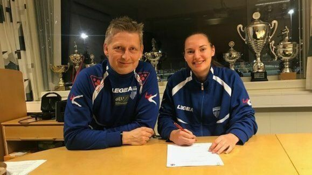 KLAR FOR  NY SESONG: Marit Bratberg Lund (t.h.) har signert en ny avtale med Kolbotn! Dette gleder daglig leder Einar Engedahl i KIL Kvinnefotball.