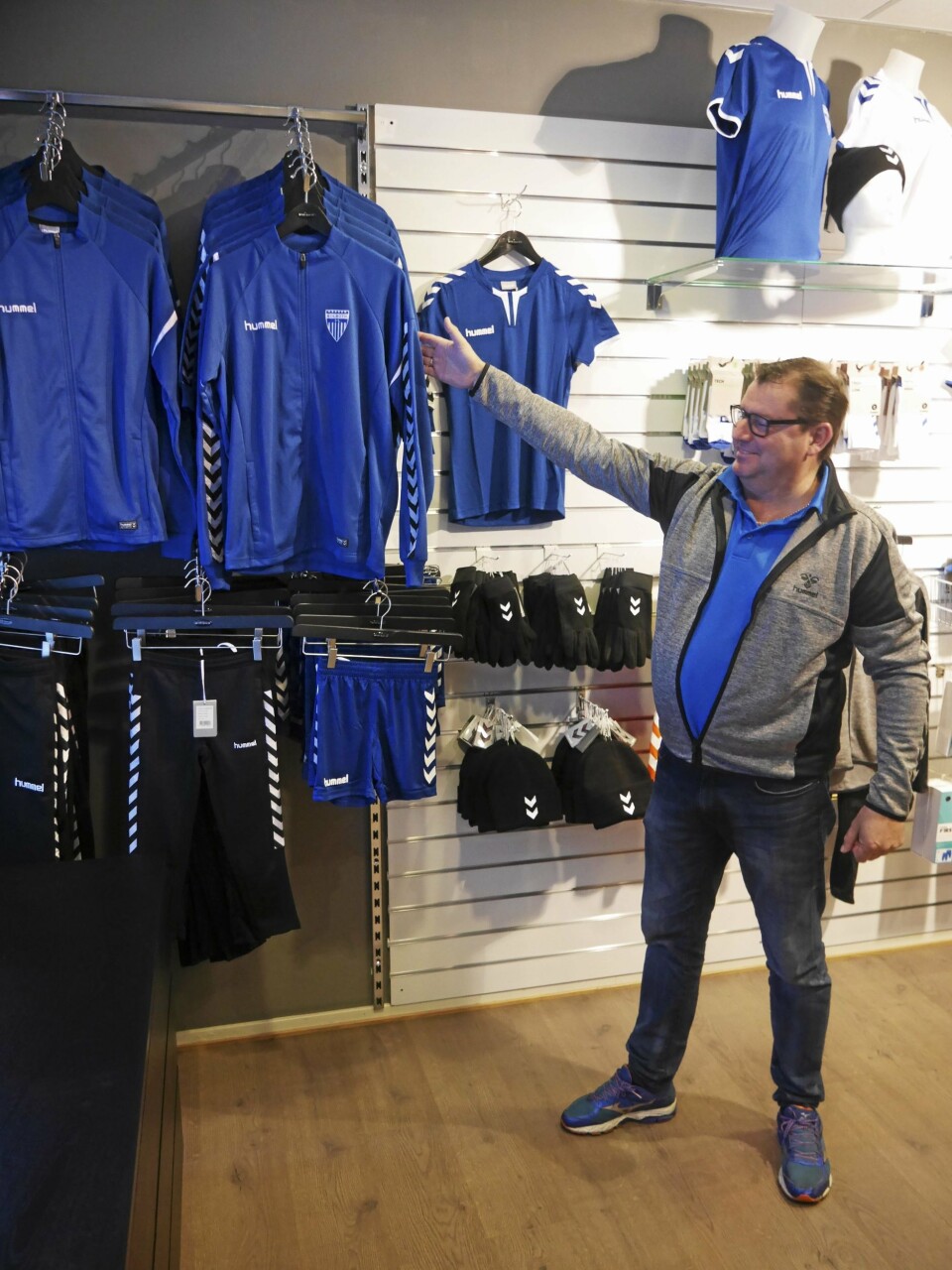 STOLT: Erik Eeg i Follo Sport viser frem det nye showrommet for Kolbotns nye drakt-linje i forretningen sin. STOLT: Erik Eeg i Follo Sport viser frem det nye showrommet for Kolbotns nye drakt-linje i forretningen sin.