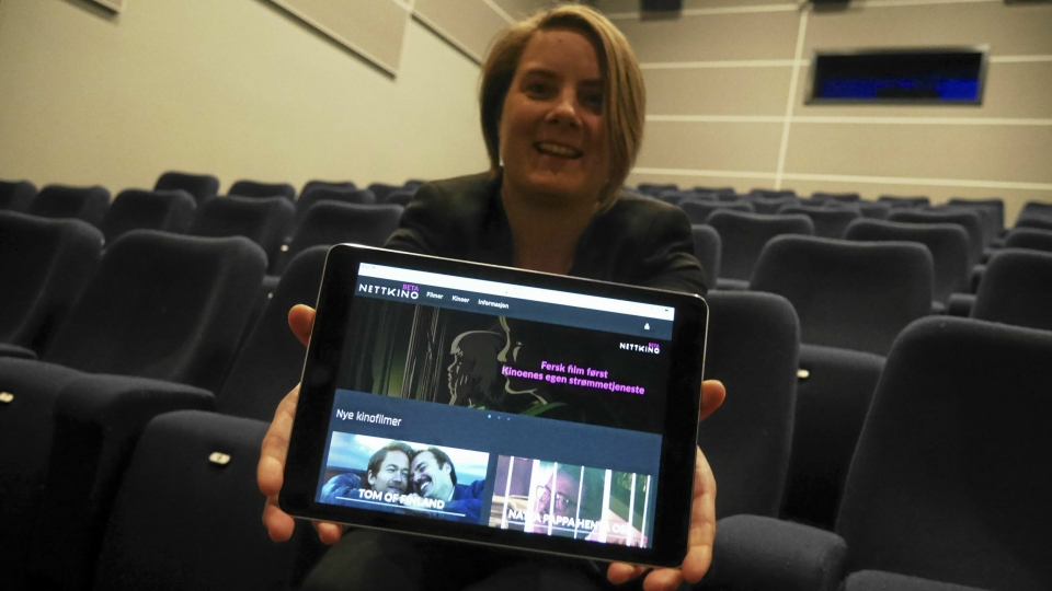 SNURRER FILM NÅ OGSÅ PÅ NETT: Kinosjef Lena Sunnby i Kolben kino gleder seg til å høre tilbakemeldingene på den nye kino-strømmetjenesten.