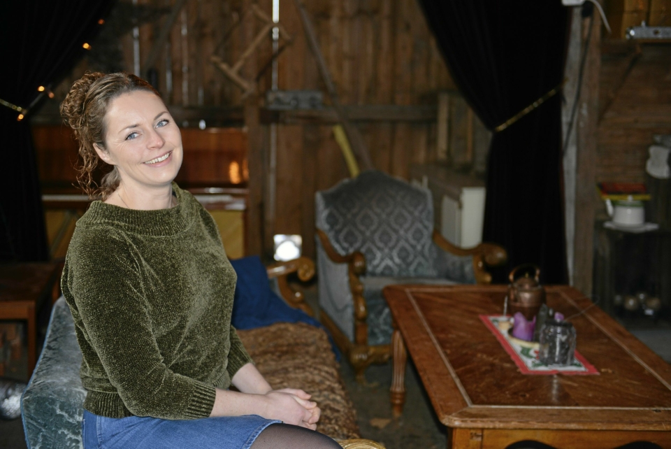 KULTURARENA: Cecilie Steensen Skovholt håper låven på kolonialen kan bli en ny kulturarena i kommunen.