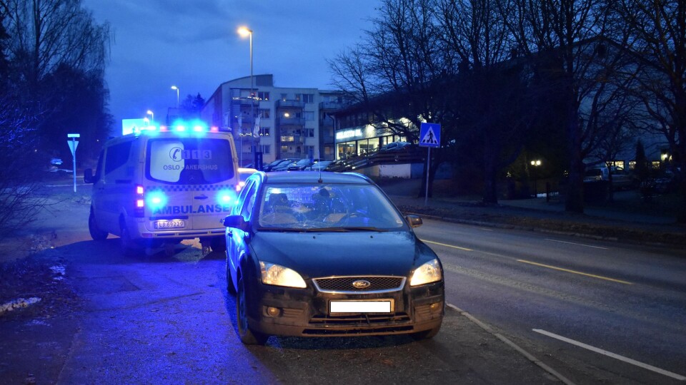 PÅKJØRSEL: Ambulanse var kjapt på stedet. Mannen som ble påkjørt skal ha blitt slengt inn i ruta på bilen, knust ruten, og blitt slengt tilbake på gaten. PÅKJØRSEL: Ambulanse var kjapt på stedet. Mannen som ble påkjørt skal ha blitt slengt inn i ruta på bilen, knust ruten, og blitt slengt tilbake på gaten.