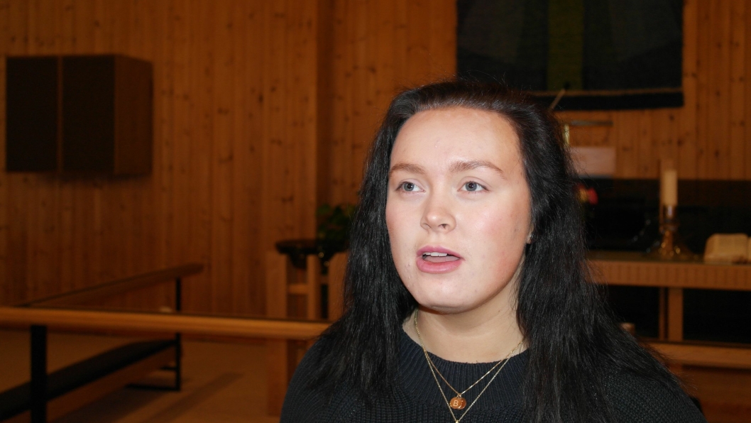 SYNGER SOLO: Sofie Aurora Rasten Syversen skal gi alt i kirken for de fremmøtte.