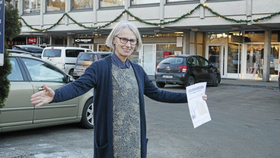 GLEDER SEG: – Velkommen til å oppdage alt det fine som skjer her i bygget, og til å skaffe fine gaver, sier Elisabeth Gulling i Gullfugl, som er en av arrangørene av helgens julemarked. GLEDER SEG: – Velkommen til å oppdage alt det fine som skjer her i bygget, og til å skaffe fine gaver, sier Elisabeth Gulling i Gullfugl, som er en av arrangørene av helgens julemarked.