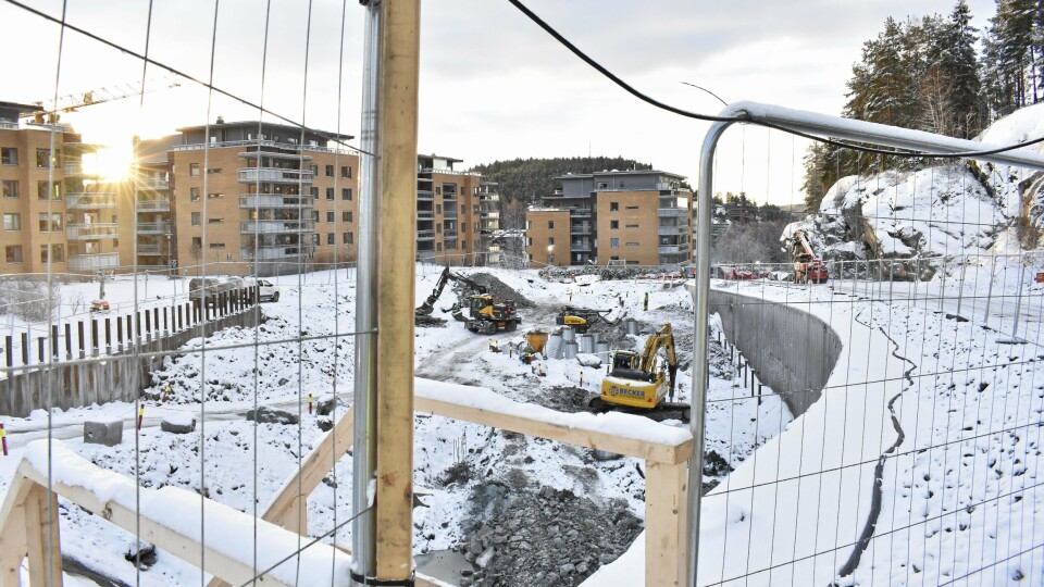 NÅ ER DET HULL, MEN PÅ SIKT BLIR DET GULL: Mye fjell er fjernet fra området, og det har vært støyende arbeid fra sprengningen og utgravingen. Heldigvis står arbeidet stille her i romjulen. NÅ ER DET HULL, MEN PÅ SIKT BLIR DET GULL: Mye fjell er fjernet fra området, og det har vært støyende arbeid fra sprengningen og utgravingen. Heldigvis står arbeidet stille her i romjulen.