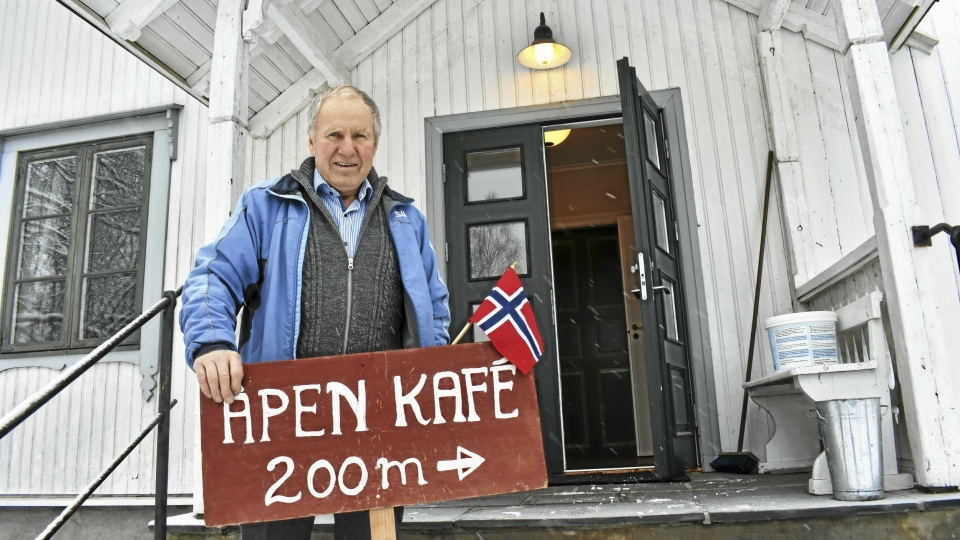 NÆRMERE ENN DU TROR: Det er ikke akkurat 200 meter til den inngangen der, men kafe-skilt måtte man ha! Frank Westgaard har dørene åpne når det er kafeens første åpningsdag, 7. januar 2018.