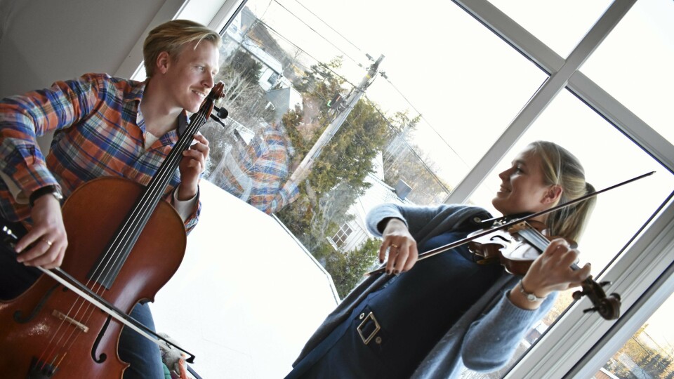 SØT MUSIKK: Det var i musikklassen på Ski Vgs at Erlend og Ingvild møtte sine kjære og de har alle holdt sammen siden. Ingvild bor her med sine barn og mannen Trond Kjelsås - som også er musiker! SØT MUSIKK: Det var i musikklassen på Ski Vgs at Erlend og Ingvild møtte sine kjære og de har alle holdt sammen siden. Ingvild bor her med sine barn og mannen Trond Kjelsås - som også er musiker!