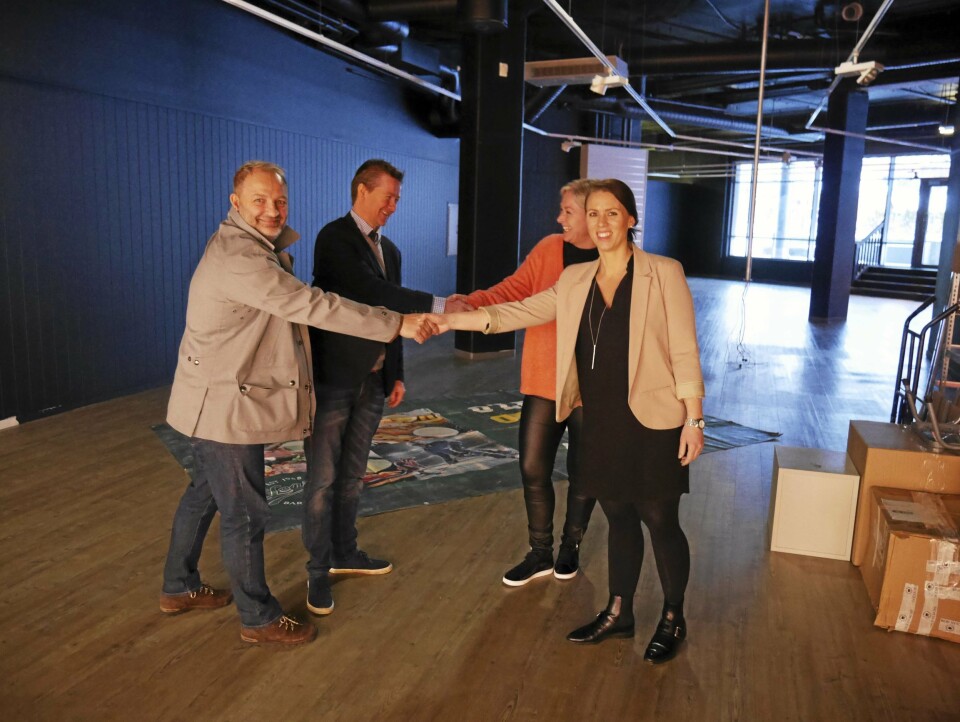 ØNSKES VELKOMMEN: Senterleder Marianne Thoresen Larsen på Kolbotn torg (foran t.h.) og utleiesjef Anne Lene Falch i Citycon (bak t.h.), ønsker O'Learys-gutta velkommen i de nye lokalene! ØNSKES VELKOMMEN: Senterleder Marianne Thoresen Larsen på Kolbotn torg (foran t.h.) og utleiesjef Anne Lene Falch i Citycon (bak t.h.), ønsker O'Learys-gutta velkommen i de nye lokalene!