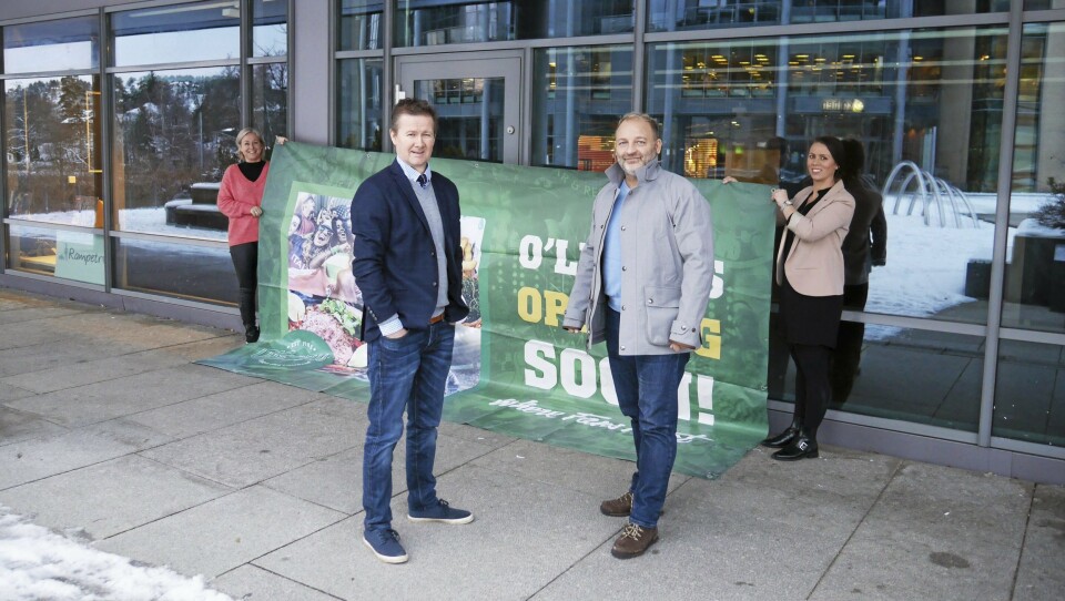 HER BLIR DET UTESERVERING: Geir Sjøvold (foran f.v.) og Kjetil Døviken i O'Learys Kolbotn gleder seg til å åpne, og ønskes velkommen av Anne Lene Falch, som er utleiesjef i Citycon, og senterleder Marianne Thoresen-Larsen ved Kolbotn torg. HER BLIR DET UTESERVERING: Geir Sjøvold (foran f.v.) og Kjetil Døviken i O'Learys Kolbotn gleder seg til å åpne, og ønskes velkommen av Anne Lene Falch, som er utleiesjef i Citycon, og senterleder Marianne Thoresen-Larsen ved Kolbotn torg.