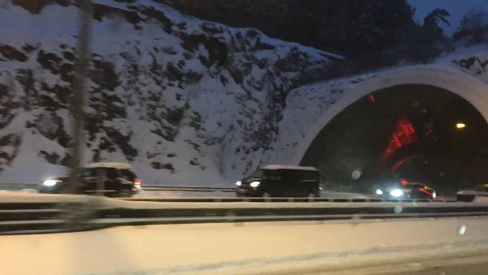 LANGE KØER: Føret skapte lange køer i begge retninger på E6 i morgentimene. LANGE KØER: Føret skapte lange køer i begge retninger på E6 i morgentimene.