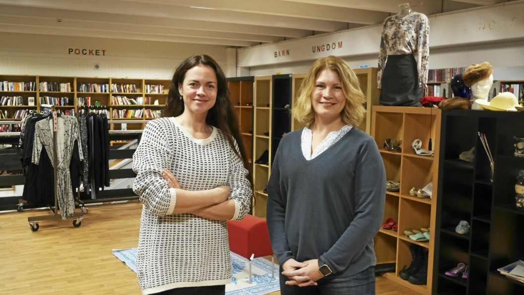 HÅPER PÅ GIVERGLEDE: Leder Nora Isachsen hos OMA og virksomhetsleder Heidi Tomten i UTE i Oppegård kommune håper folk kan levere varer som kan komme til nytte for andre.