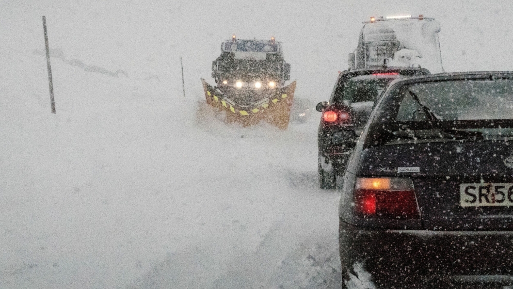 SNØFRITT: Politiet ber folk om å fjerne snøen fra bilene før de legger ut på veiene våre.
