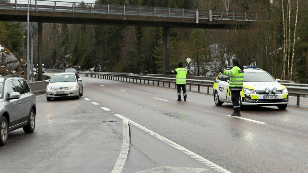 UTE OG KONTROLLERER: Politiet er med jevne mellomrom på Svartskogtoppen på E18 for å kontrollere.