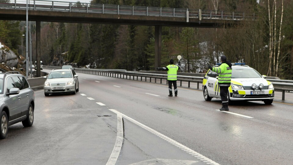 UTE OG KONTROLLERER: Politiet er med jevne mellomrom på Svartskogtoppen på E18 for å kontrollere. UTE OG KONTROLLERER: Politiet er med jevne mellomrom på Svartskogtoppen på E18 for å kontrollere.