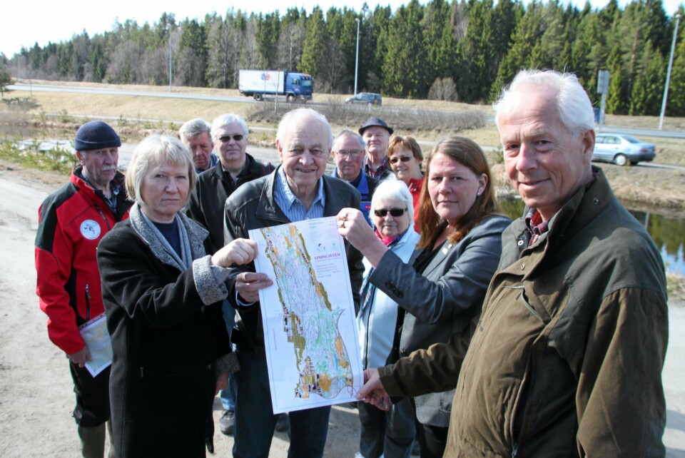 PROTEST: Harald Lundstedt har i mange år engasjert seg i saken rundt alunskiferdeponiet på Taraldrud. Her er han fotografert i forbindelse med en protest mot utbygging på Taraldrud sammen med Eiler Rüsing, Anne Marit Færden, Einar Skillebekk, Sissel og Helge Jacobsen, Karl-Ola Løkkenhagen ,daværende ordfører ldri Eidem Løvaas og tidligere ordfører Tore Haugen. PROTEST: Harald Lundstedt har i mange år engasjert seg i saken rundt alunskiferdeponiet på Taraldrud. Her er han fotografert i forbindelse med en protest mot utbygging på Taraldrud sammen med Eiler Rüsing, Anne Marit Færden, Einar Skillebekk, Sissel og Helge Jacobsen, Karl-Ola Løkkenhagen ,daværende ordfører ldri Eidem Løvaas og tidligere ordfører Tore Haugen.