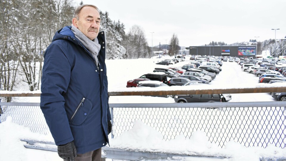 BOM-TUR: Gruppeleder for Høyre Akershus, Gunnar Melgaard ved pendlerparkeringen til Rosenholm stasjon. Planen var at tog-pendlere skulle betale bomavgift for å parkere bilen her. BOM-TUR: Gruppeleder for Høyre Akershus, Gunnar Melgaard ved pendlerparkeringen til Rosenholm stasjon. Planen var at tog-pendlere skulle betale bomavgift for å parkere bilen her.