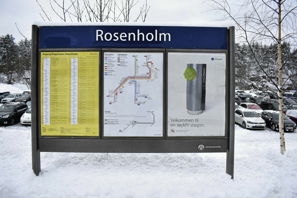 PENDLERPLASS: Ved Rosenholm stasjons pendlerparkering, som du ser i bakgrunnen, er det mange fra Oppegård som parkerer bilen sin før de tar toget til jobb.