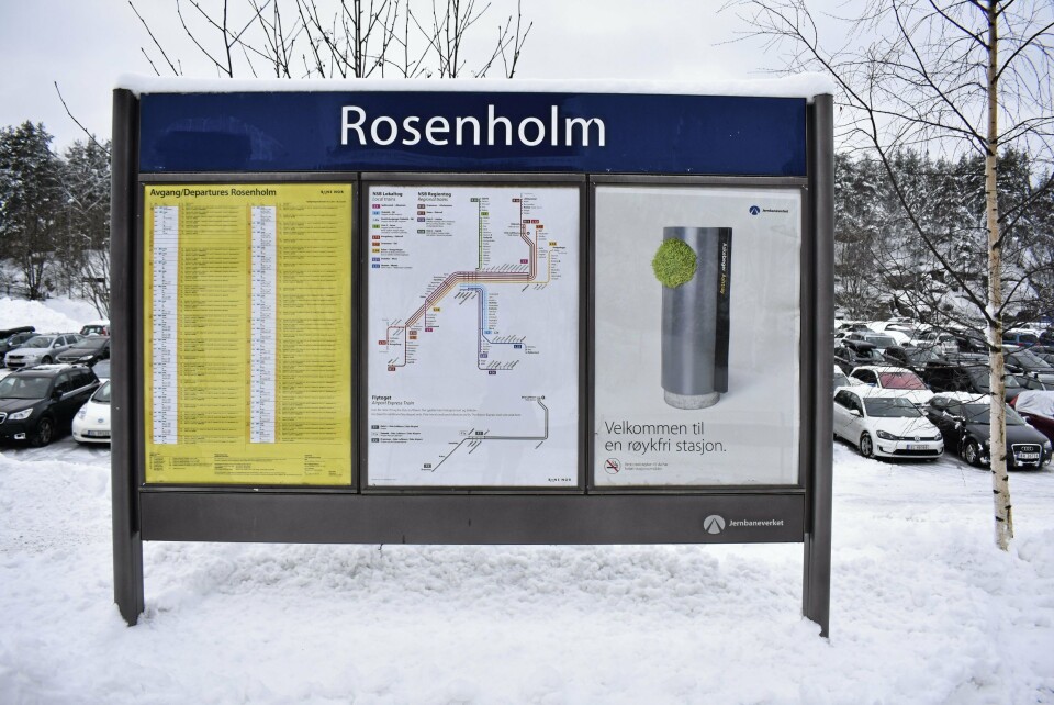 PENDLERPLASS: Ved Rosenholm stasjons pendlerparkering, som du ser i bakgrunnen, er det mange fra Oppegård som parkerer bilen sin før de tar toget til jobb. PENDLERPLASS: Ved Rosenholm stasjons pendlerparkering, som du ser i bakgrunnen, er det mange fra Oppegård som parkerer bilen sin før de tar toget til jobb.