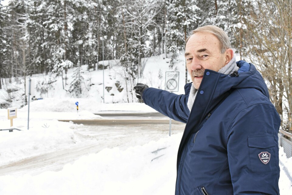 BOMSKUDD: Gunnar Meelgard, gruppeleder Høyre Akershus, viser hvor det var meningen av bomstasjonen skulle stå ved Rosenholm stasjon. De nye bommene skal komme mars 2019, og hverken Akershus- eller Oslo-folk skal betale bom for å parkere på Rosenholm - er håpet. BOMSKUDD: Gunnar Meelgard, gruppeleder Høyre Akershus, viser hvor det var meningen av bomstasjonen skulle stå ved Rosenholm stasjon. De nye bommene skal komme mars 2019, og hverken Akershus- eller Oslo-folk skal betale bom for å parkere på Rosenholm - er håpet.