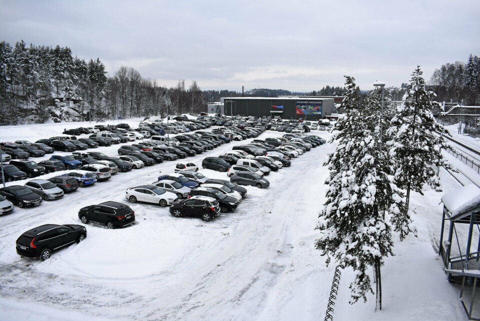 POPULÆRT: Pendlerparkeringen ved Rosenholm stasjon. Den ligger i Oslo kommune, og bruen som fotografen står på, markerer kommunegrensen. På grunn av at Rosenholm stasjon ligger i sone 1, og Kolbotn stasjon i sone 2, er det mange fra Oppegård som setter bilen her før de tar toget. POPULÆRT: Pendlerparkeringen ved Rosenholm stasjon. Den ligger i Oslo kommune, og bruen som fotografen står på, markerer kommunegrensen. På grunn av at Rosenholm stasjon ligger i sone 1, og Kolbotn stasjon i sone 2, er det mange fra Oppegård som setter bilen her før de tar toget.