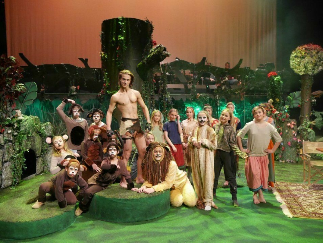 FOR EN JUNGELGJENG: Tarzan, spilt av Erik Oscar Berg i front foran OPAL-kollegaer. Skuespillerne er nok en gang klare for å rocke scenen i Kolben!