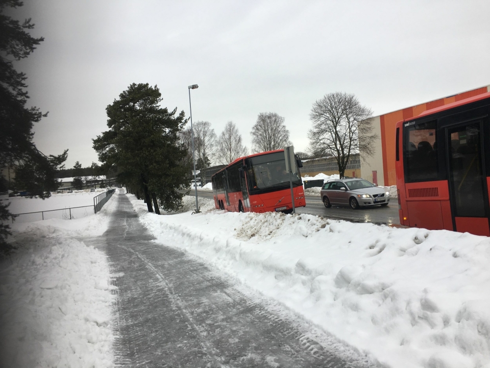 AV VEIEN: Denne bussen føk av veien på Sofiemyr i går. Det var den andre gangen dette skjedde på bare syv dager.