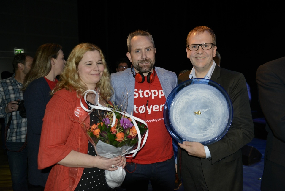 STOLTE VINNERE: Caroline Monstad Høgsnes, Paal Sjøvall og Helge Marstrander er stolte over den gjeve prisen.