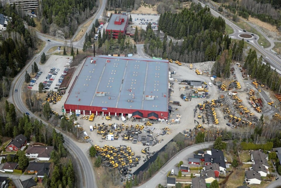 ANLEGGET PÅ MASTEMYR: Volvo Maskins område på Mastemyr er preget av en gul maskinpopulasjon rundt bygningene. Foto: Anders Nordheim-Dahl. ANLEGGET PÅ MASTEMYR: Volvo Maskins område på Mastemyr er preget av en gul maskinpopulasjon rundt bygningene. Foto: Anders Nordheim-Dahl.