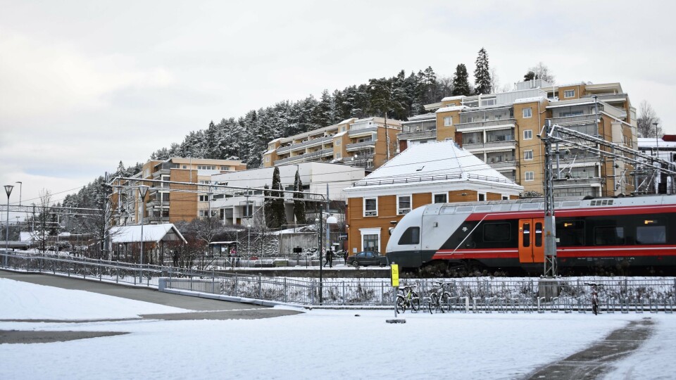 DEN GRØNNE RØDE KOSTER MER: Nå koster det 57 kroner å kjøpe enveisbillett fra Kolbotn til Oslo (altså to soner). Én sone koster 35 kroner, og før 28. januar kostet det 33. DEN GRØNNE RØDE KOSTER MER: Nå koster det 57 kroner å kjøpe enveisbillett fra Kolbotn til Oslo (altså to soner). Én sone koster 35 kroner, og før 28. januar kostet det 33.