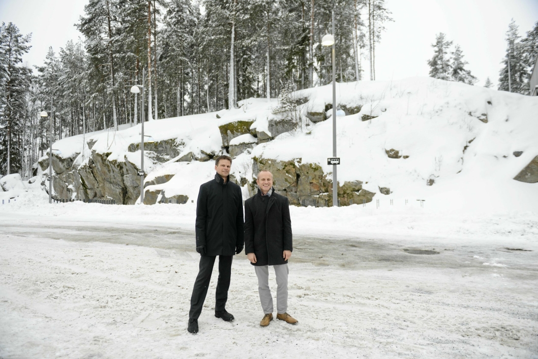 GLEDER SEG: Hotellet skal bygges på tomten i bakgrunnen. Her ser du arkitekt Øystein Rognebakke og Kristian Gundersen, development director i Canica.