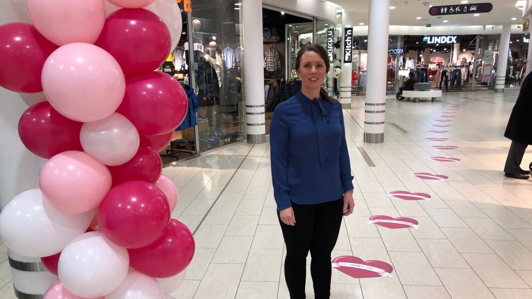 METER PÅ METER MED KJÆRLIGHET: Kolbotn Torgs Walk Of Love har satt nye rekorder i år, og senterleder Marianne Thoresen-Larsen er knallfornøyd med at så mange folk i Oppegård ønsker å vise kjærligheten sin til andre på senteret! METER PÅ METER MED KJÆRLIGHET: Kolbotn Torgs Walk Of Love har satt nye rekorder i år, og senterleder Marianne Thoresen-Larsen er knallfornøyd med at så mange folk i Oppegård ønsker å vise kjærligheten sin til andre på senteret!