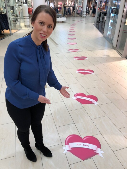 METER PÅ METER MED KJÆRLIGHET: Kolbotn Torgs Walk Of Love har satt nye rekorder i år, og senterleder Marianne Thoresen-Larsen er knallfornøyd med at så mange folk i Oppegård ønsker å vise kjærligheten sin til andre på senteret! METER PÅ METER MED KJÆRLIGHET: Kolbotn Torgs Walk Of Love har satt nye rekorder i år, og senterleder Marianne Thoresen-Larsen er knallfornøyd med at så mange folk i Oppegård ønsker å vise kjærligheten sin til andre på senteret!