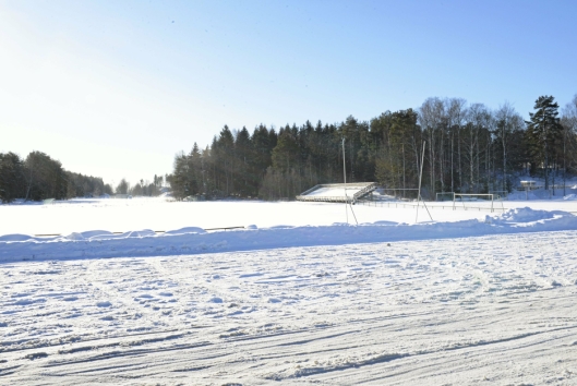 HER SKAL DET BYGGES: Det er her, i Sofiemyr idrettspark at den nye idrettshallen skal bygges. Her skal det også bygges ny storskole.